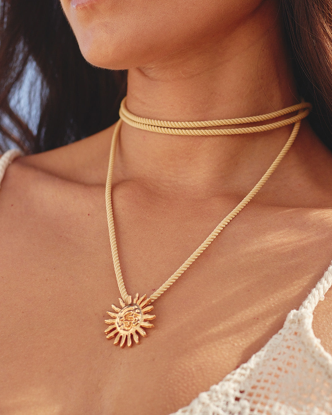 Choker Solstice diseñado con un dije de sol en baño de oro 24k